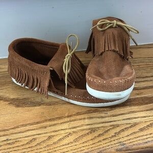 LIKE NEW Minnetonka leather fringe moccasins
